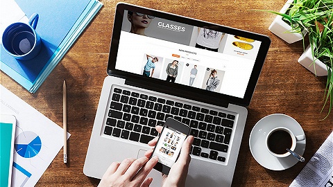 Would selling clothes online be a good idea? This is what the designer who rushed to the early marke