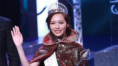 Stargazing at night | Hawick Lau sent blessings to Yang Mi. The 22-year-old HKU campus beauty won th